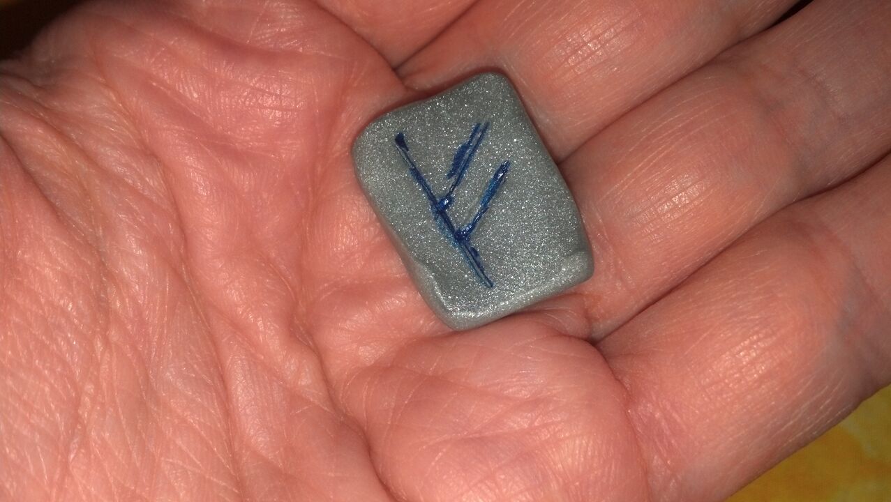 Rune amulet that attracts wealth