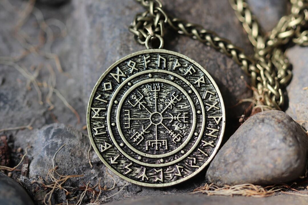 Amulet pendant that attracts money