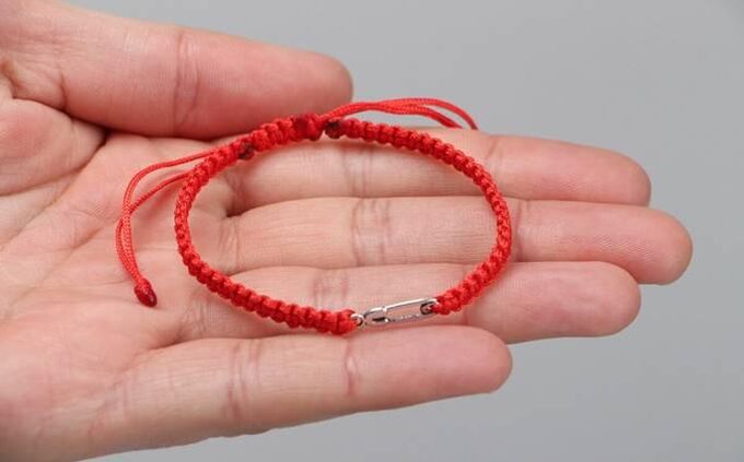 Red lines for warding off evil spirits (left wrist) and welcoming (right wrist)